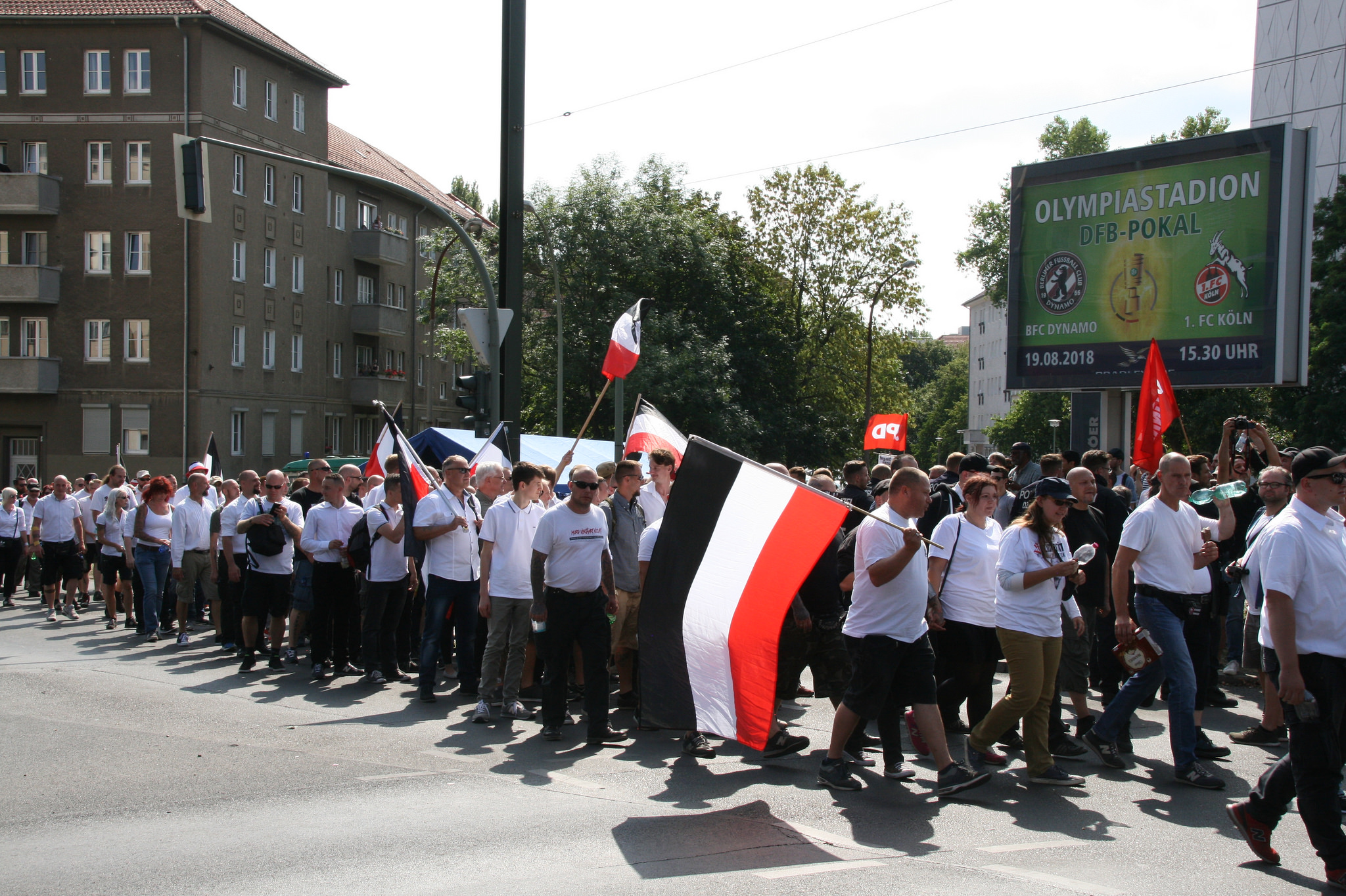 Warum Tragen Neonazis Schwarz Weiss Rote Flaggen Belltower News