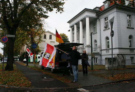 NPD-Mitglieder schwenken Flaggen (Foto: Danny Frank)