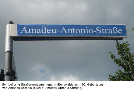 Symbolische Straßenumbenennung in Eberswalde zum 50. Geburtstag  von Amadeu Antonio (Quelle: Amadeu Antonio Stiftung)
