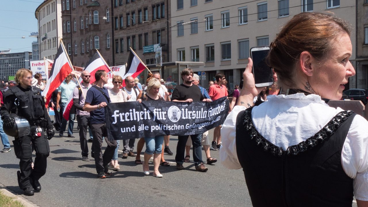 01_2018-06-30_Nuernberg_PROTEST_0060_Antisemiten-Aufmarsch_Banner