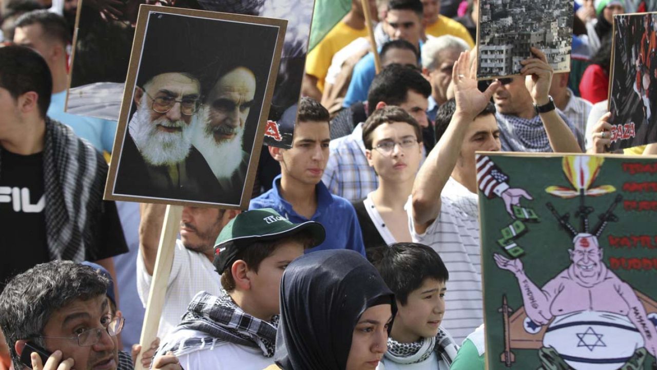 Israelfeindliche Al-Quds-Tag Demonstration zieht mit einigen hundert Teilnehmern durch Charlottenburg, Berlin, Deutschland, Europa