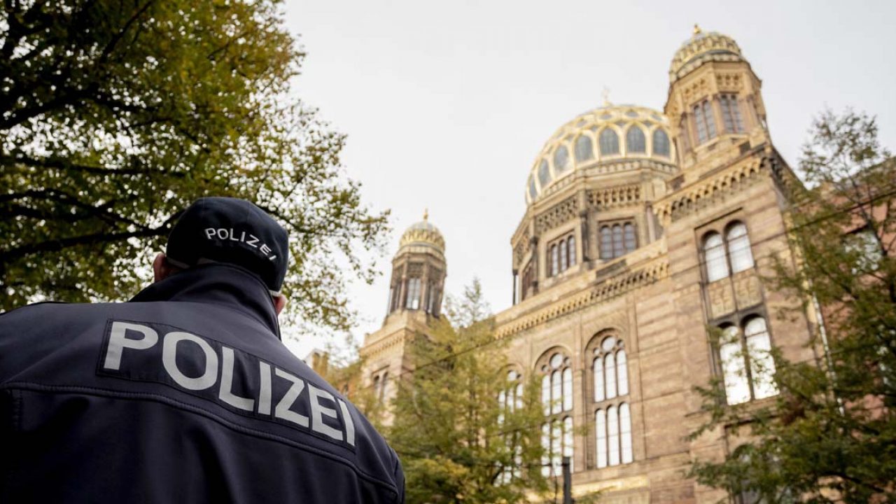 Polizei vor der Neuen Synagoge Berlin