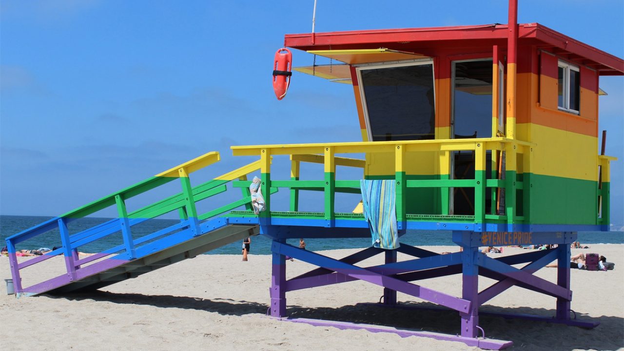 Ein Standhaus in Regenbogenfarben