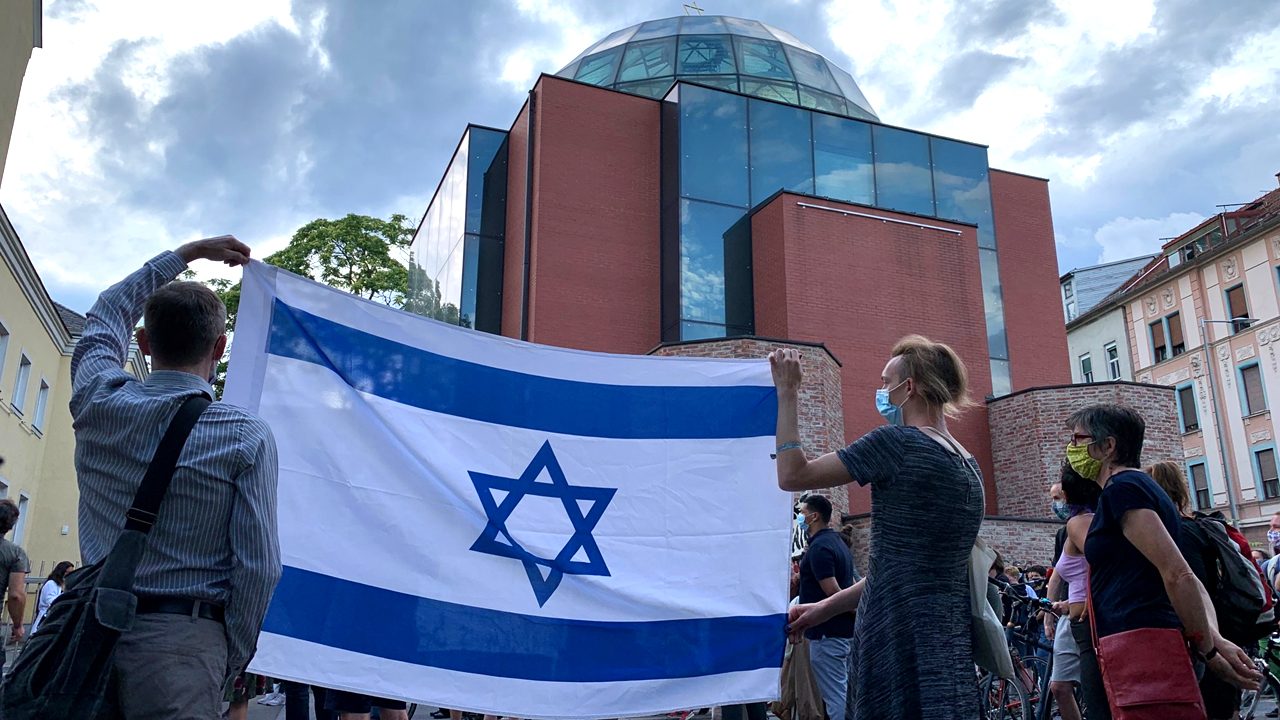 Flagge zeigen: Eine Solidaritätskundgebung nach dem Angriff auf den Präsidenten der jüdischen Gemeinde in Graz.