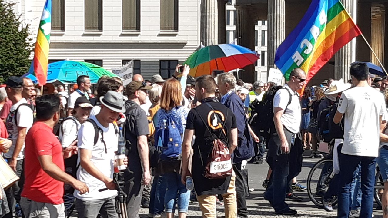 Querdenken“-Demo in Berlin: Die PACE-Regenbogenflagge 