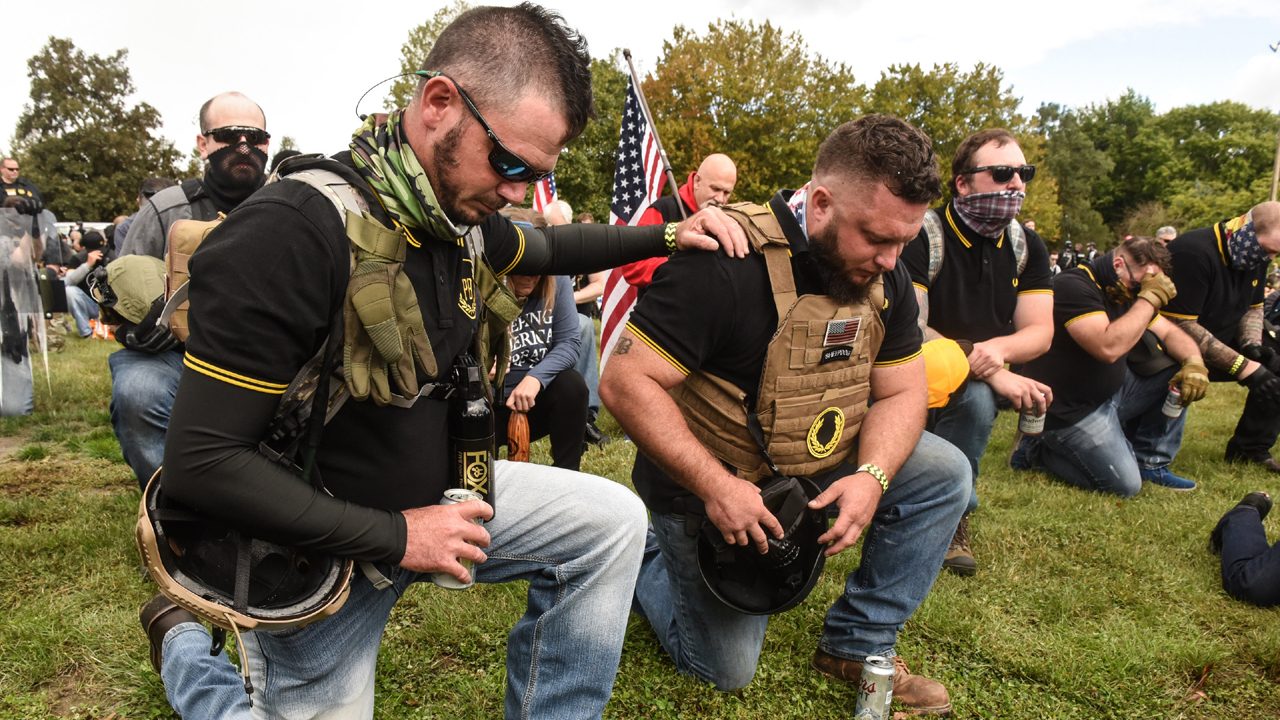 Schwer bewaffnet und gewaltbereit: Die "Proud Boys" in ihren schwarz-gelben Polohemden auf einer Demonstration in Portland, USA.