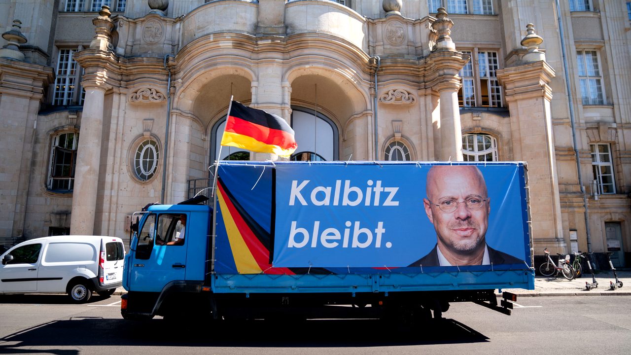 Fake News: Kalbitz bleibt nicht. Im August bestätigte das Landgericht Berlin seinen Ausschluss aus der Partei.