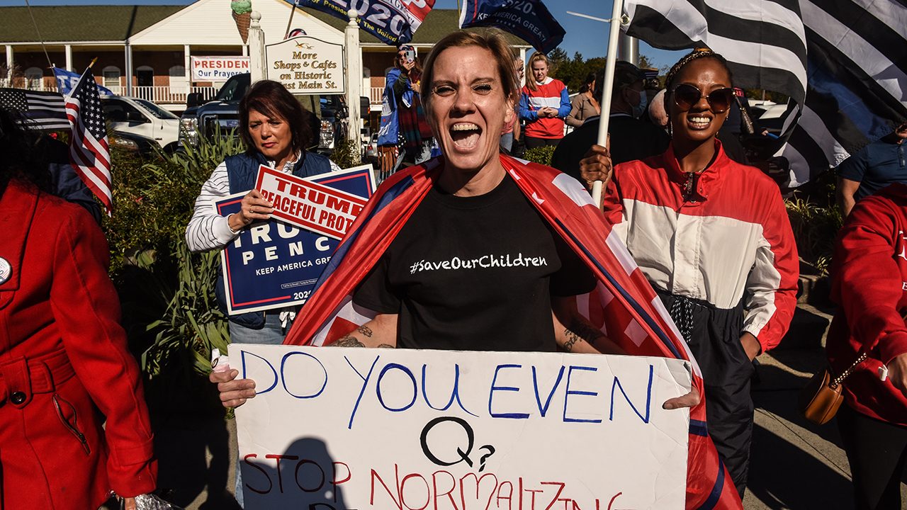 "Do you even Q?": Eine "QAnon"-Anhängerin auf einer pro-Trump Demonstration im Oktober 2020 in New York.