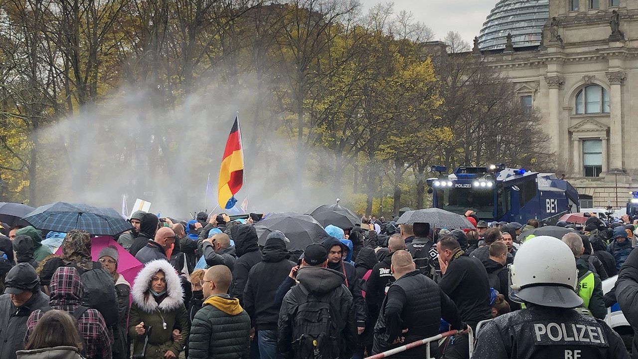 Auch am Wochenende gab es wieder "Querdenken"-Demos, Wasserwerfer, wie hier in Berlin am 18.11., kamen nicht zum Einsatz, dafür ber NS-Relativierungen.