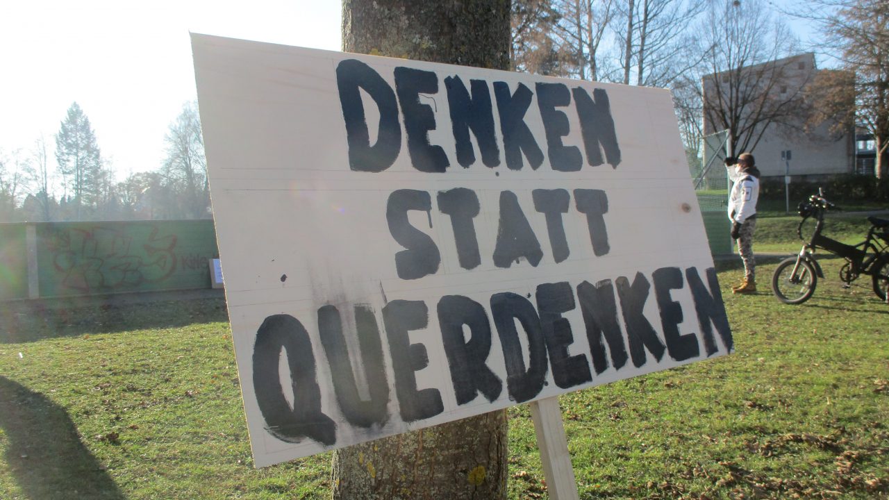 Anti-Pandemie-Leugner.28.11.20.Rottenburg.Plakat.Denken.statt.Querdenken