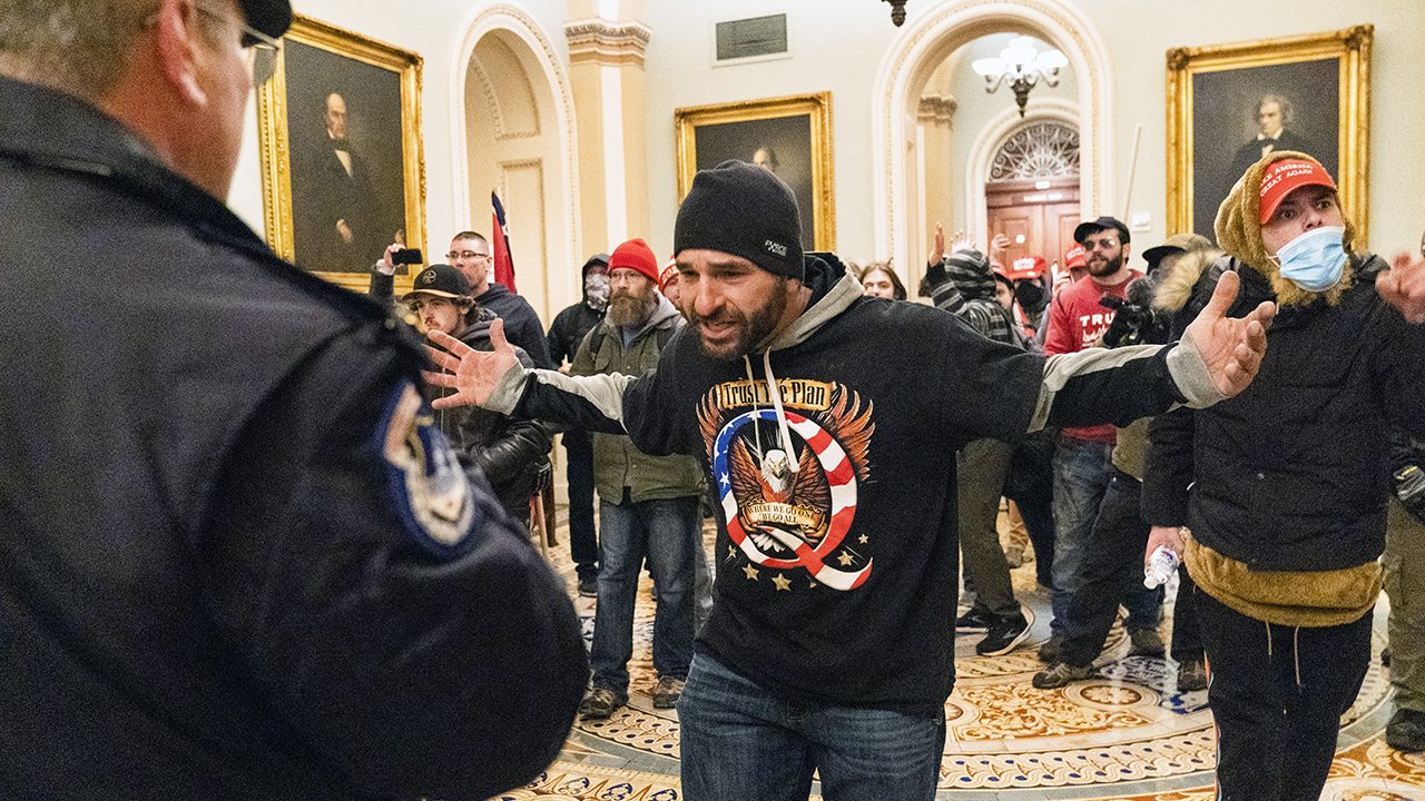 Trump-Fans und QAnon-Gläubige stürmen das Kapitol in Washington DC.