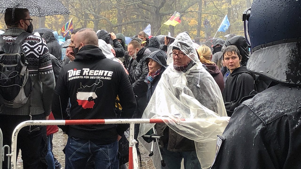 Nazis? Welche Nazis? Kritiker*innen des Infektionsschutzgesetz gegen Wasserwerfer am 18.11.2020 vor dem Bundestag.