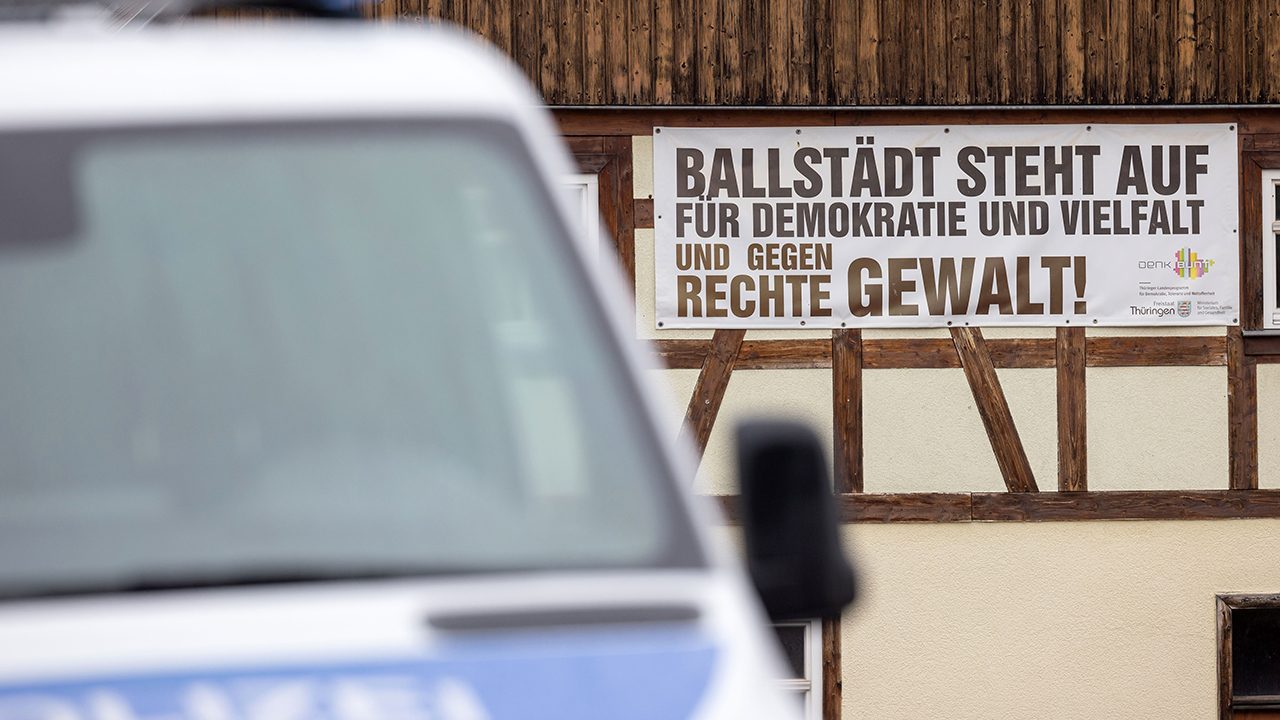 Ballstädt in Thuringia: The "Yellow House" here is the network's HQ, but neighbours are taking a firm stance against the far-right, as seen here on a banner.