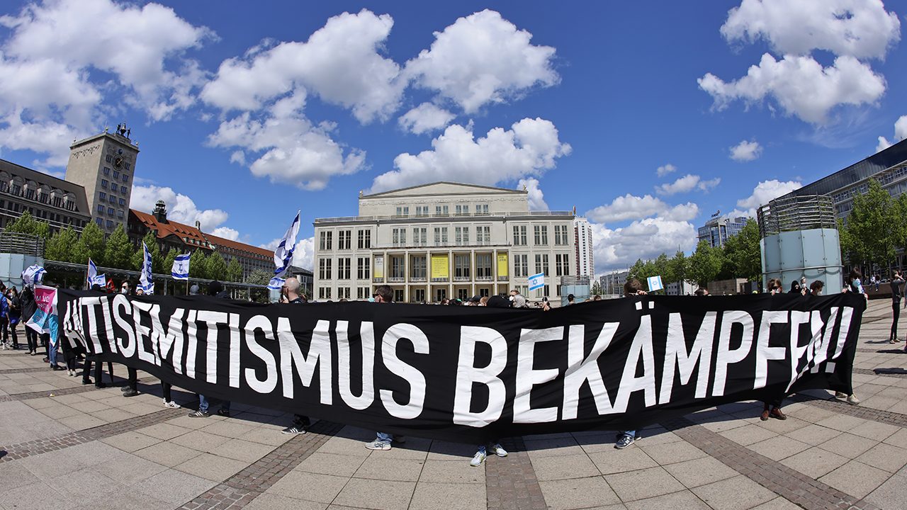 Demonstrierende auf einer israelsoldarischen Kundgebung in Leipzig im Mai 2021.