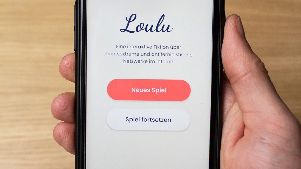 Das Spiel „Loulu“ will sichtbar machen, wie rechte Influencer:innen toxische Narrative auf Social Media verbreiten.