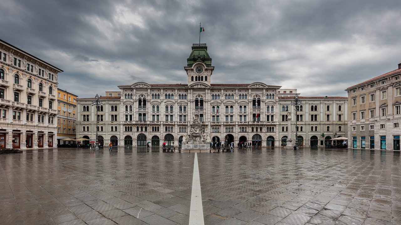 1760px-Ayuntamiento,_Trieste,_Italia,_2017-04-15,_DD_10