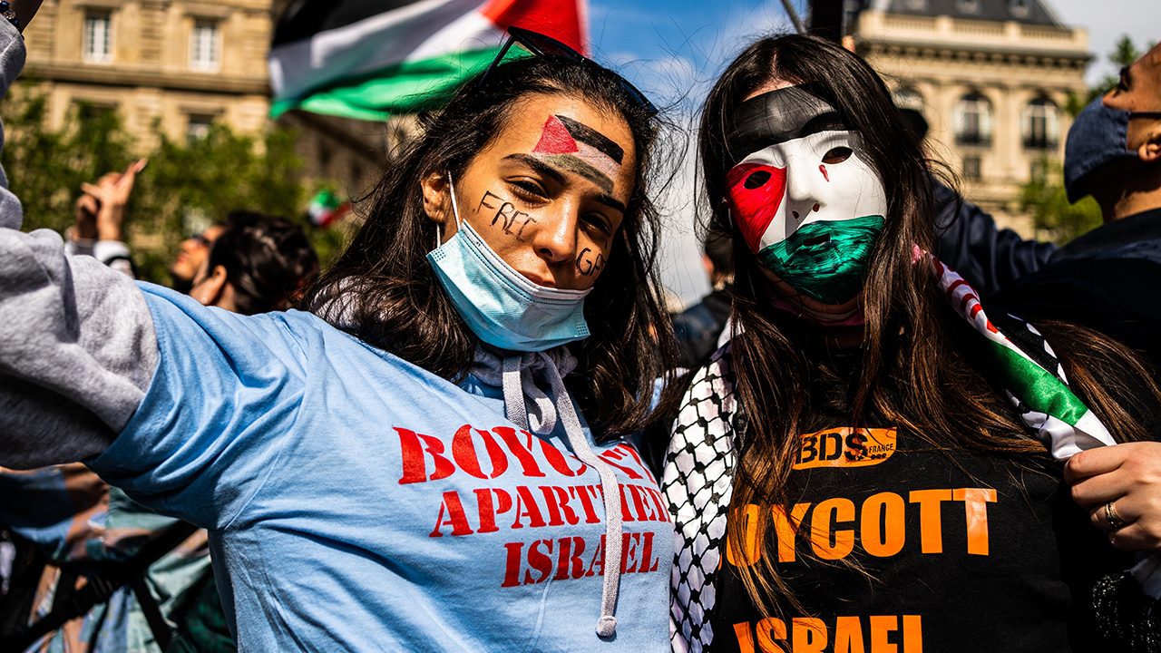 „Boycott Apartheid Israel“: BDS-Unterstützerinnen auf einer „pro-palästinensischen“ Demonstration in Paris im Mai 2021