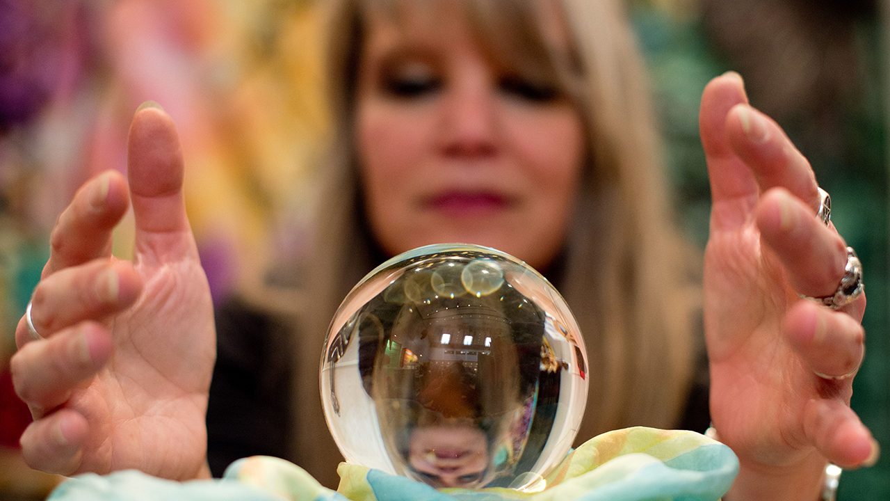 Die Welt ist keine Scheibe, sondern eine Kristallkugel: Die Wahrsagerin Sonja Catarina Benandanti auf der Esoterik-Messe in Stuttgart.