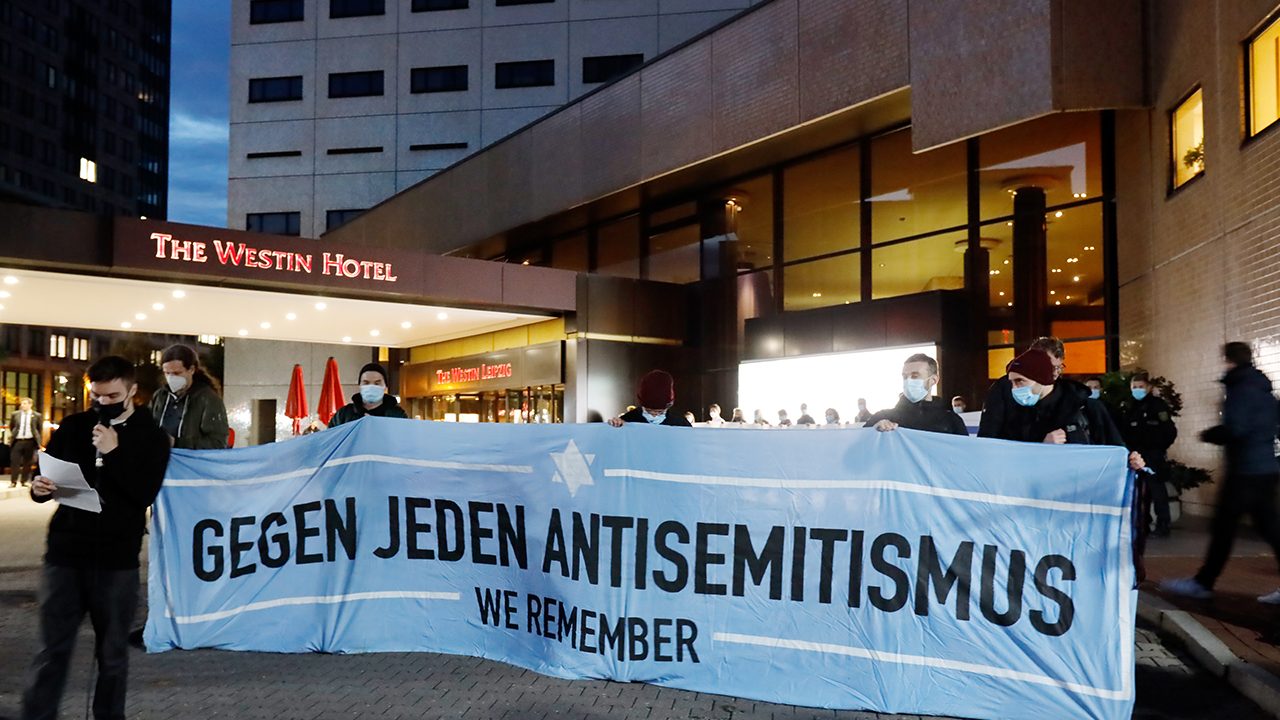 Am Dienstagabend fand nach Antisemitismus-Vorwürfen eine Demonstration des Bündnis „Leipzig nimmt Platz“ vor dem „Westin Hotel“ in Leipzig statt.