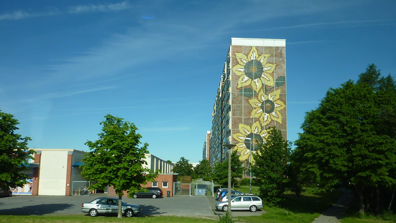 Im Sonnenblumenhaus in Rostock-Lichtenhagen lebten ehemalige vietnamesische Vertragsarbeiter:innen. 1992 fanden dort tagelange rassistische Ausschreitungen statt