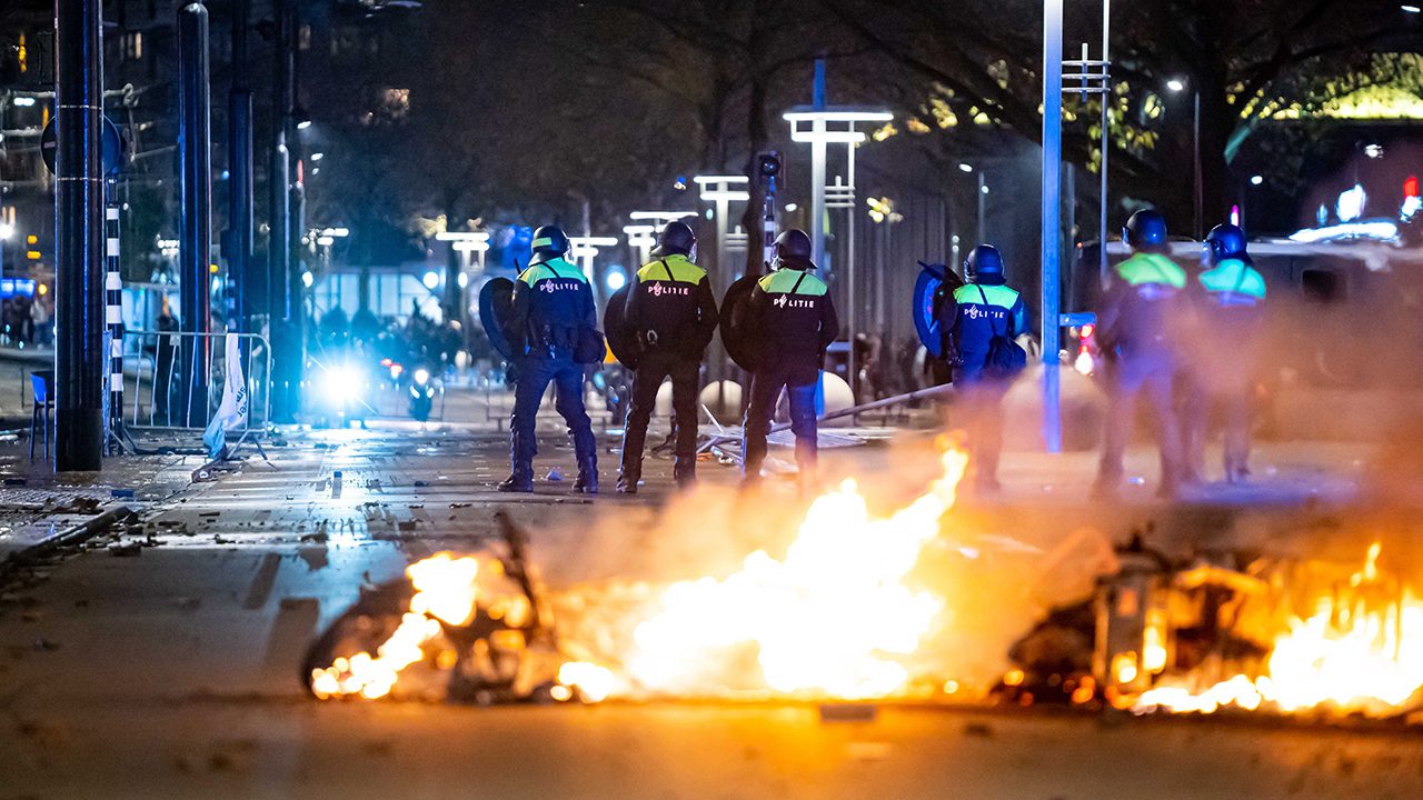 Krawall in Rotterdam: Zwei Personen sollen von der Polizei angeschossen worden sein.