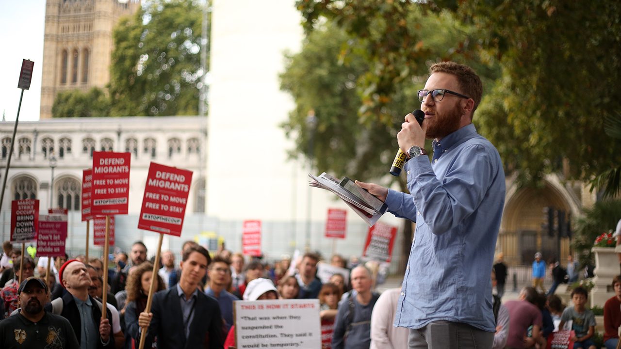 Vor den Houses of Parliament in Westminster: Der jüdische Gewerkschaftsaktivist Daniel Randall