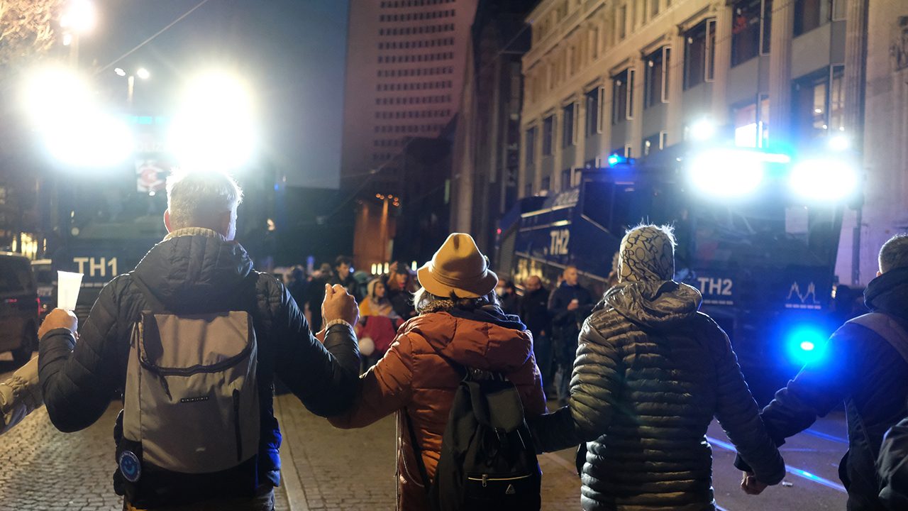 Coronaleugner:innen gegen Wasserwerfer am Montag, den 6. Dezember 2021, in Leipzig.