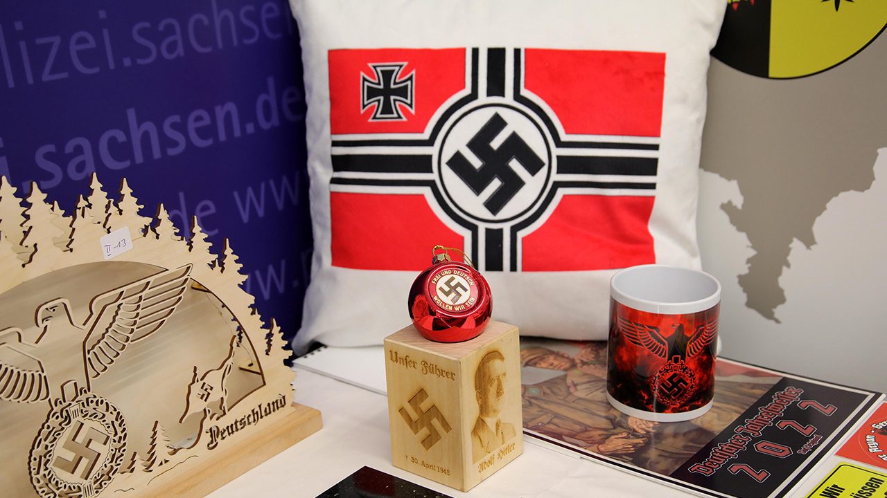 Gefunden wurde unter anderem Schwibbögen, Räuchermännchen, Tassen, gravierte Gläser, Schieferplatten, Christbaumschmuck und Büsten mit NS-Symbolik.