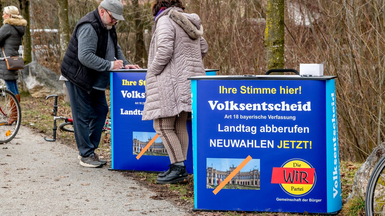 WIR-Partei sammelt bei Querdenker-Demo in Freilassing Unterschriften zur Auslösung des Landtages