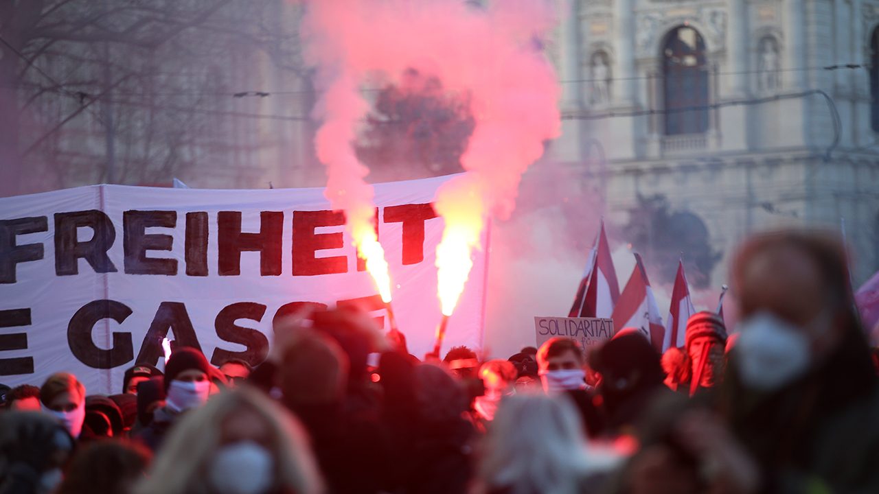 In Wien gingen rund 40.000 Menschen gegen Coronamaßnahmen auf die Straße, auch Neonazis und Kader der rechtsextremen „Identitären Bewegung“