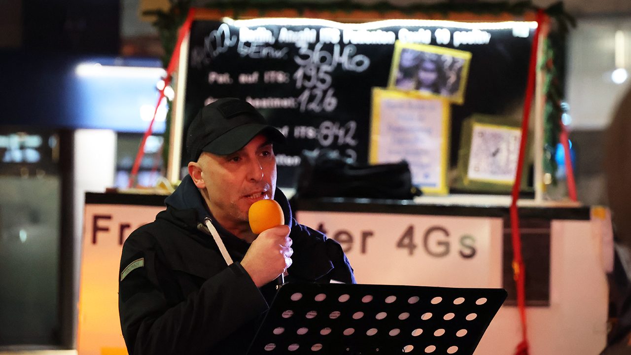 Eric Graziani spricht auf einer Montagsdemonstration gegen Coronamaßnahmen am Alexanderplatz im Januar 2022