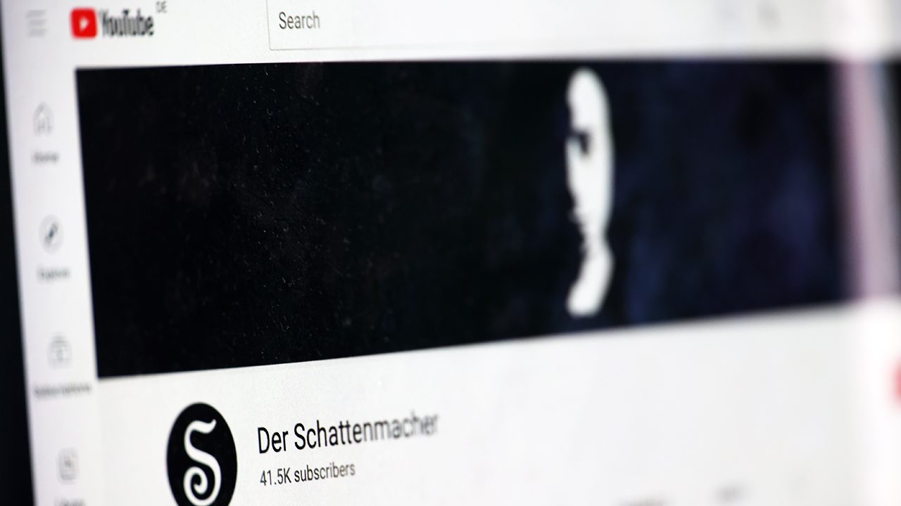"Der Schattenmacher": Auf YouTube zeigt er sein Gesicht nicht, stattdessen, passend zum Namen, eine im Halbdunkel liegende Silhouette