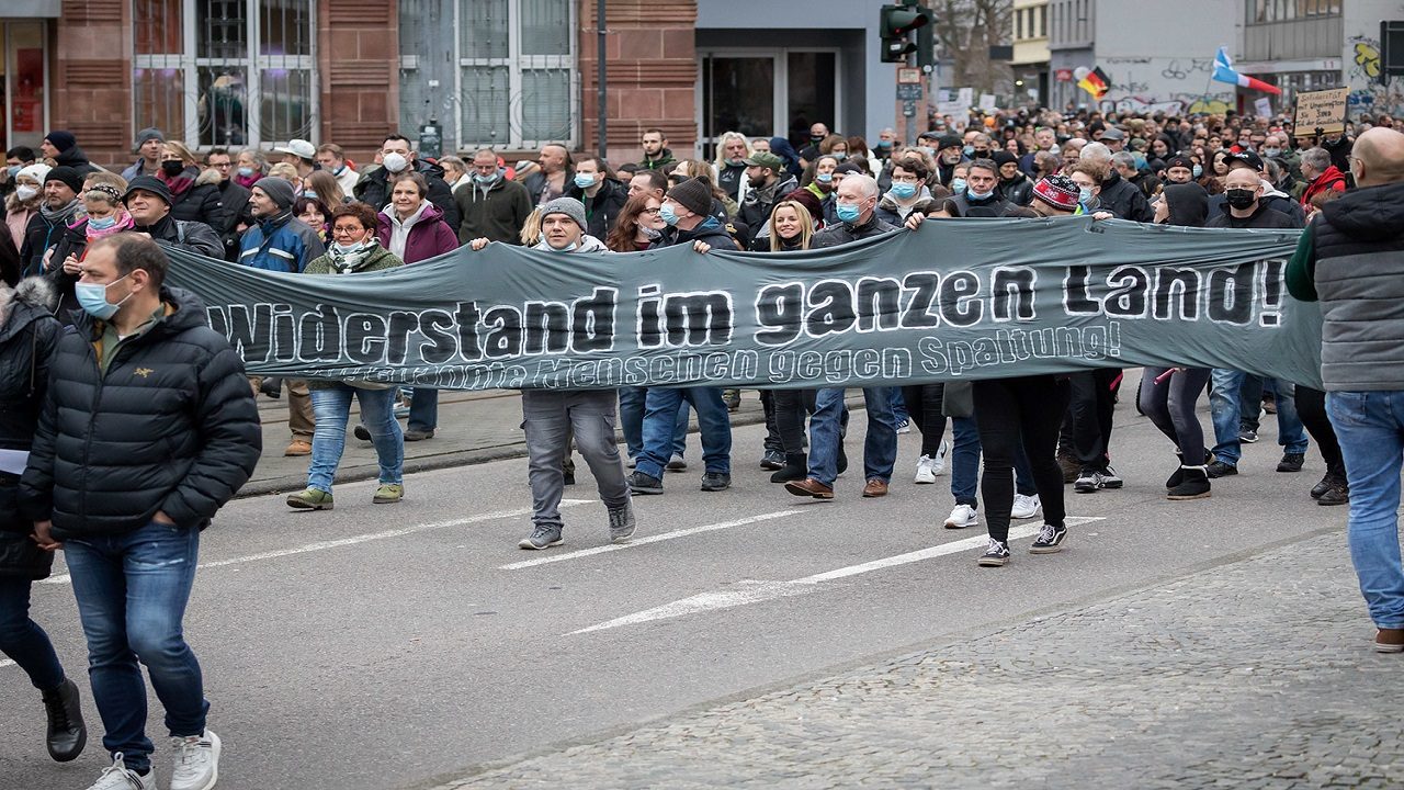 „Spaziergänger:innen“ in Saarbrücken: Unter den Demonstrierenden sind rechte Kader, viele sind gewaltbereit