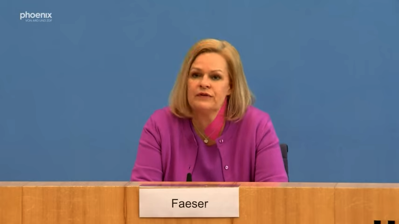 10 Schritte gegen Rechtsextremismus: Bundesinnenministerin Nancy Faeser auf der Pressekonferenz