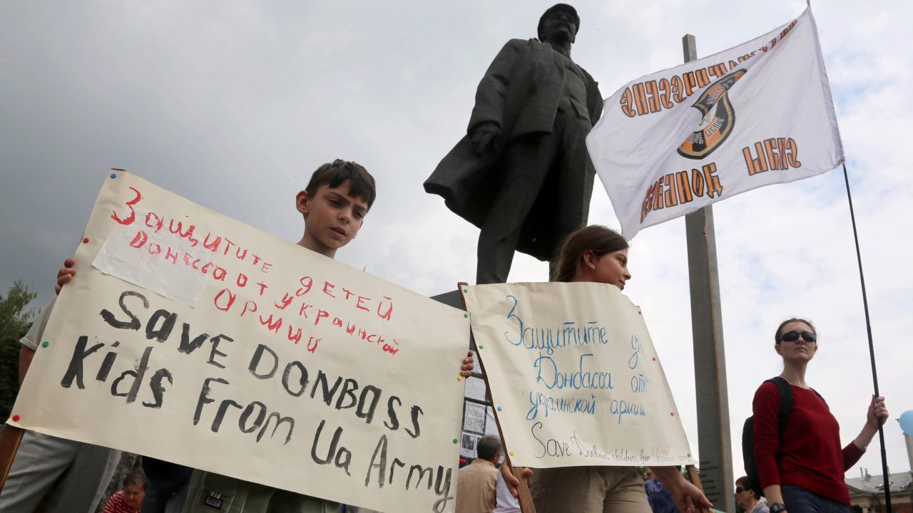 Menschen im seperatistischen Donezk gehen 2014 auf die Straße. Das Motto: „Rettet die Kinder des Donbass vor der ukrainischen Armee“. In eins mit dem Bürgerkrieg in der Ostukraine lief damals auch die russische Propagandamaschine an.