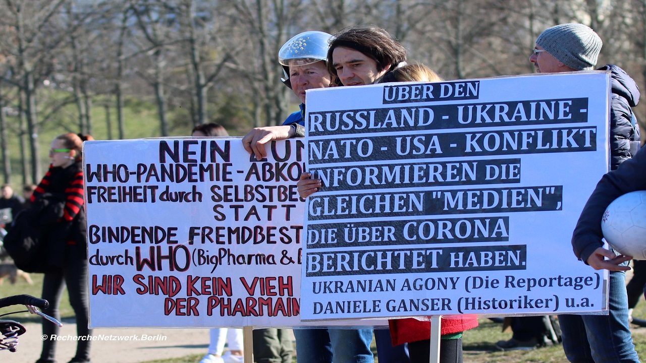Gegner:innen der Corona-Maßnahmen haben bei einer Demonstration in Berlin am 12. März 2022 auch Plakate gegen die NATO dabei.