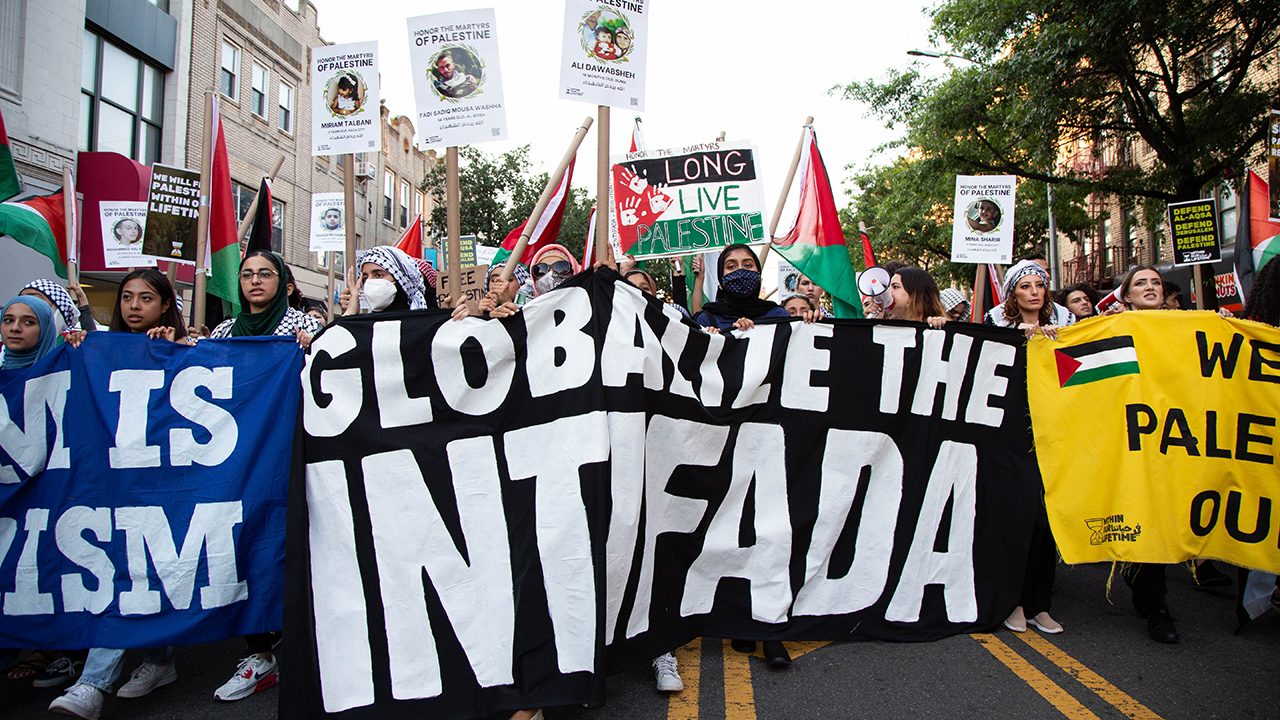 Ein Demozug in Brooklyn, New York. Bei den zwei Intifadas kamen Tausende Menschen ums Leben – Israelis sowie Palästinenser:innen