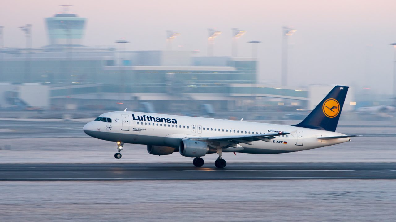 Über 120 Jüdinnen und Juden wurde die Weiterreise verwehrt. Die Lufthansa-Maschine nach Budapest startete mit weniger als 30 Personen an Bord.