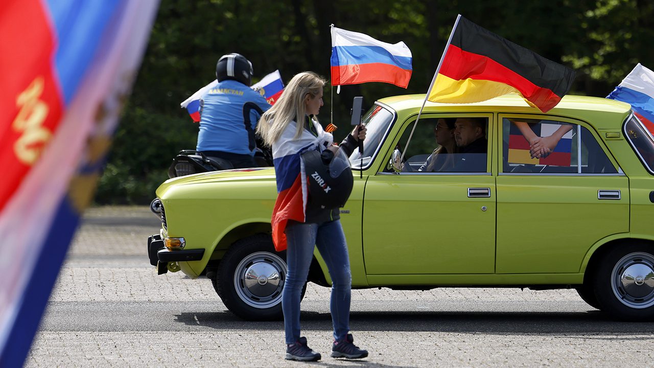 Hupen für Putin: Ein prorussischer Autokorso im Mai 2022 in Köln
