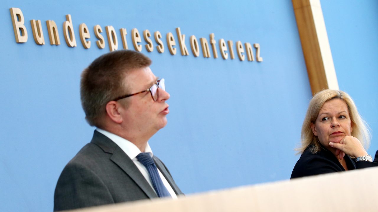 Bundesinnenministerin Nancy Faeser und BfV-Präsident Thomas Haldenwang stellen den Verfassungsschutzbericht 2021 vor.