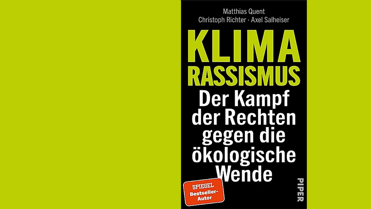 „Klimarassismus“ beschreibt „die Externalisierung der ökologischen Kosten des industriellen Wohlstands des mehrheitlich weißen Westens auf Kosten mehrheitlich nicht weißer Regionen und Menschen“, so die Autoren