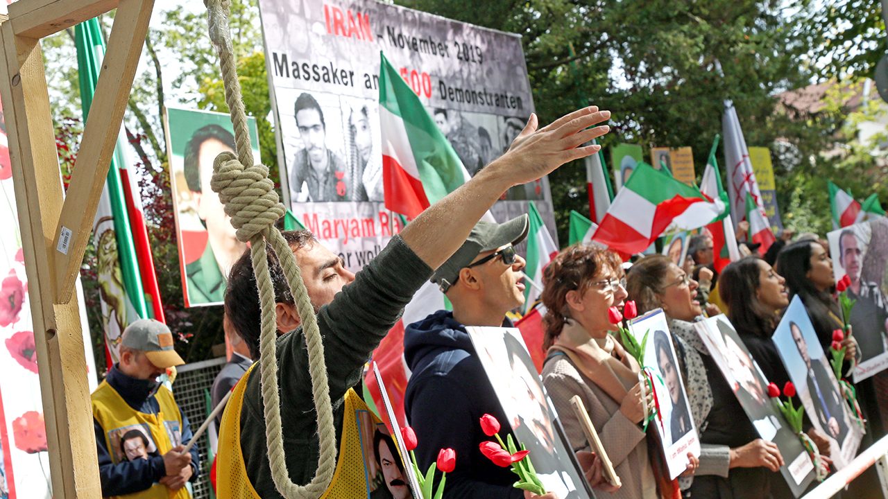Ein Protest vor der iranischen Botschaft in Berlin gegen die tödliche Gewalt der sogenannten "Moral-Polizei". Doch auch im Exil werden Iraner*innen von den Sicherheitsbehörden ihres Herkunftslandes verfolgt