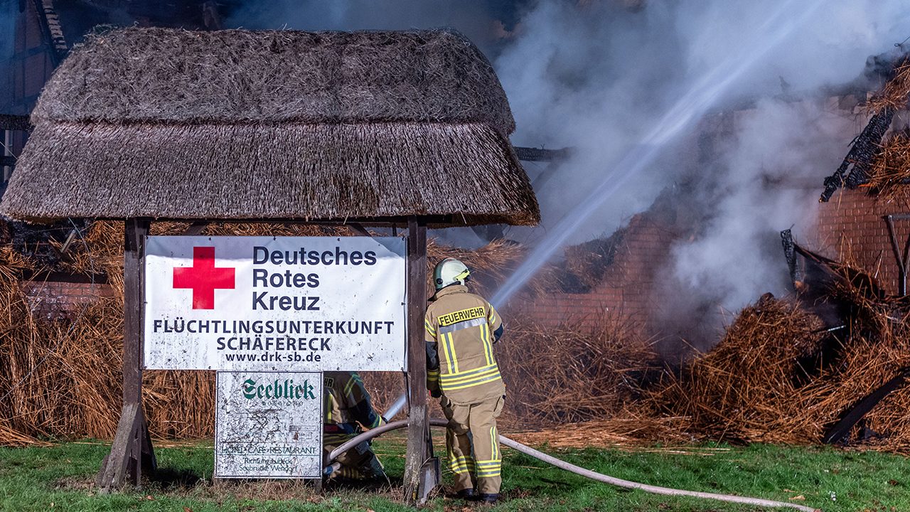 Rechtsradikale Brandstifter? Vor dem Brandanschlag auf eine Geflüchtetenunterkunft in Mecklenburg-Vorpommern diese Woche war ein Hakenkreuz an der Tür aufgemalt worden