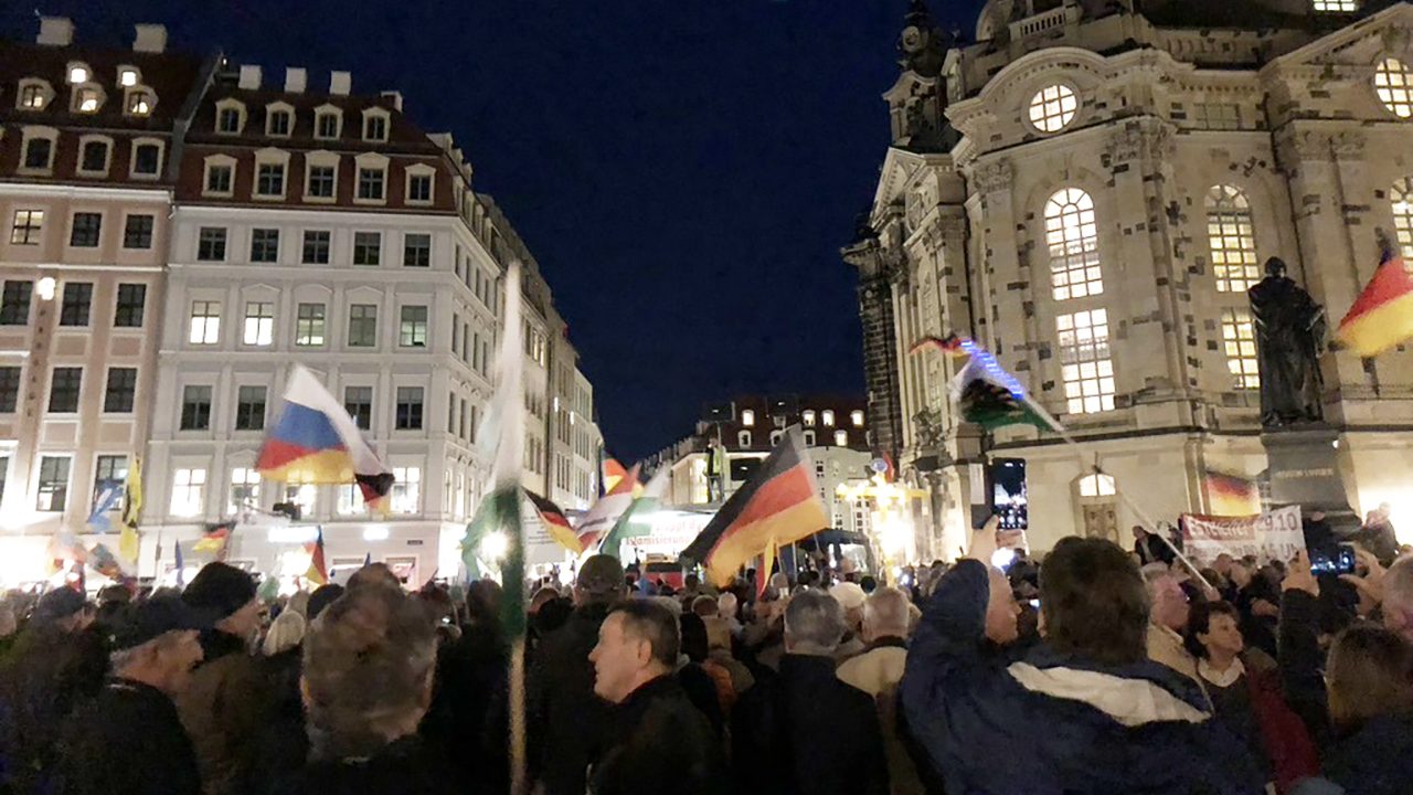 Immer wieder montags: Beim achten „Pegida“-Jubiläum bleibt die Geburtstagsstimmung aus