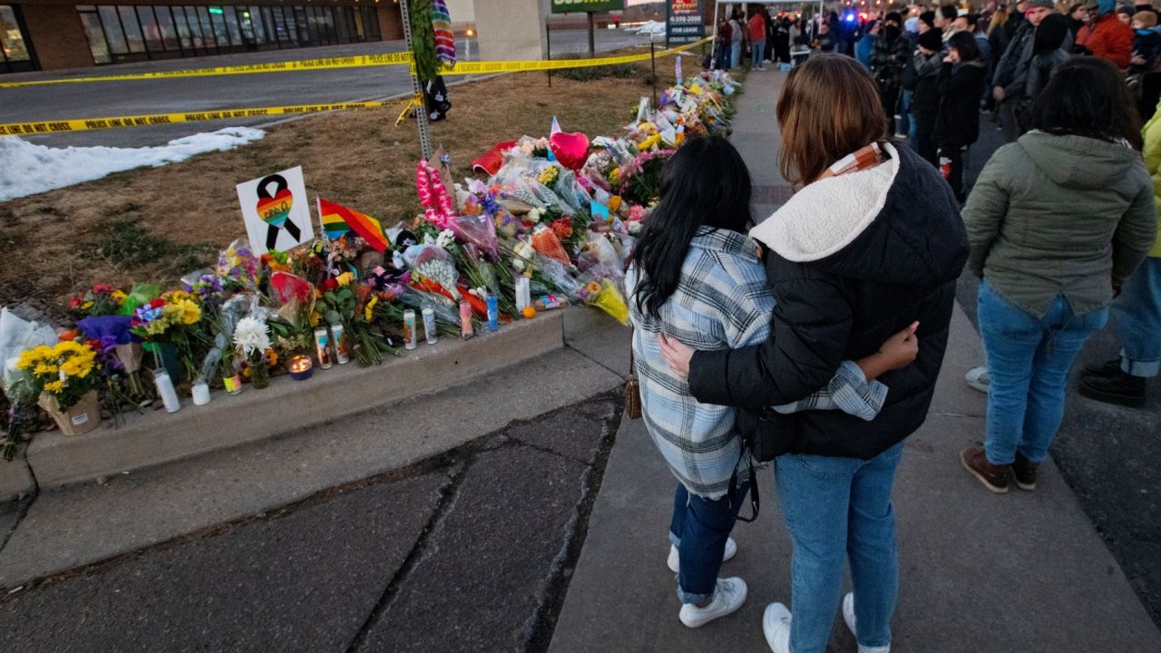 Vor dem Club Q in Colorado Springs trauern Menschen um die fünf Ermordeten