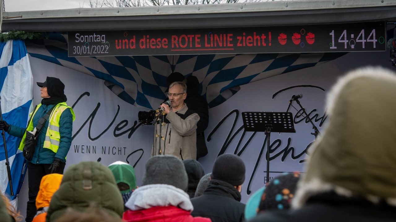 Maximilian Eder im Januar in Nürnberg auf einer Bühne des Vereins _Bayern steht zusammen_