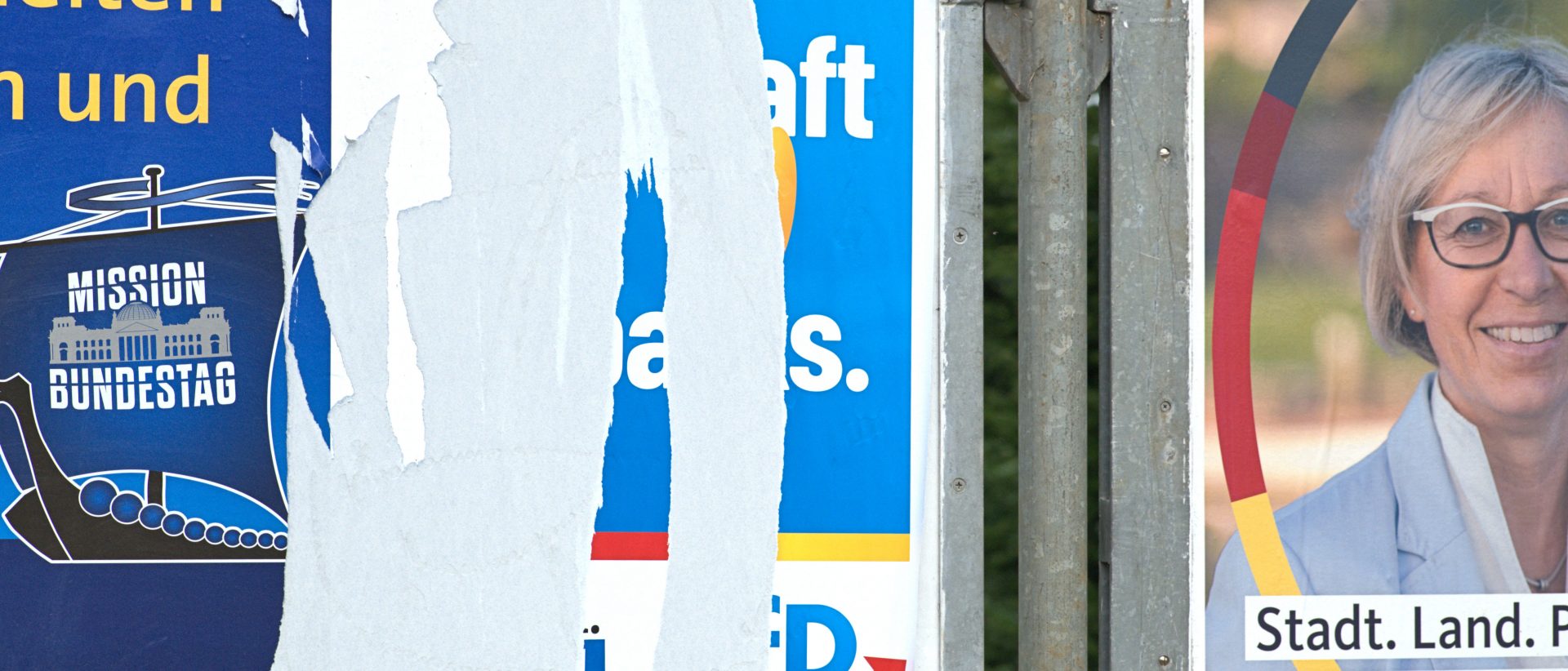 Abgerissenes AfD Wahlplakat in Schleswig