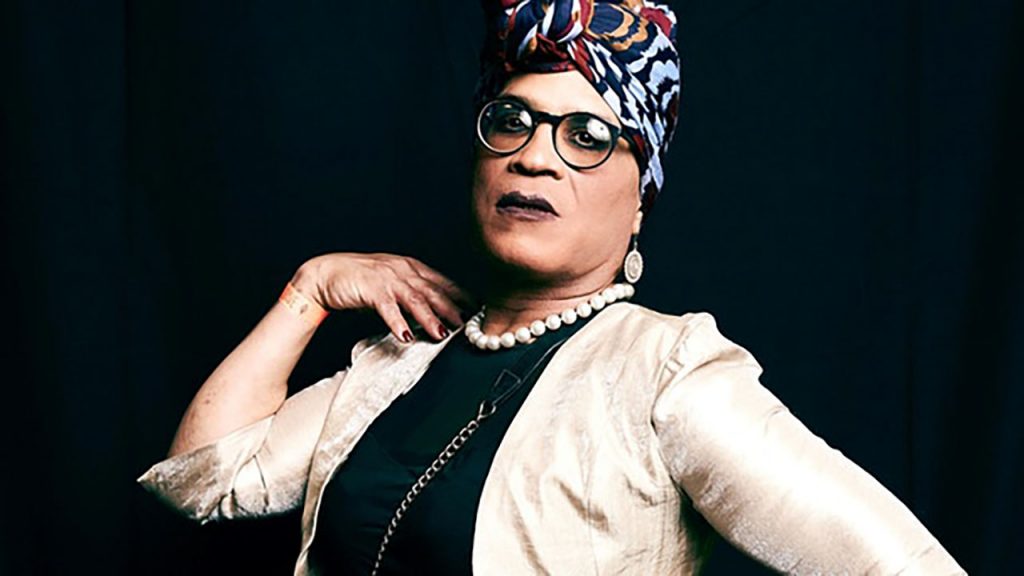 Die Berliner Kabarettistin Michaela Dudley, eine trans* Frau und Queerfeministin mit afroamerikanischen Wurzeln, verkörpert die Vielfalt am eigenen Leibe.