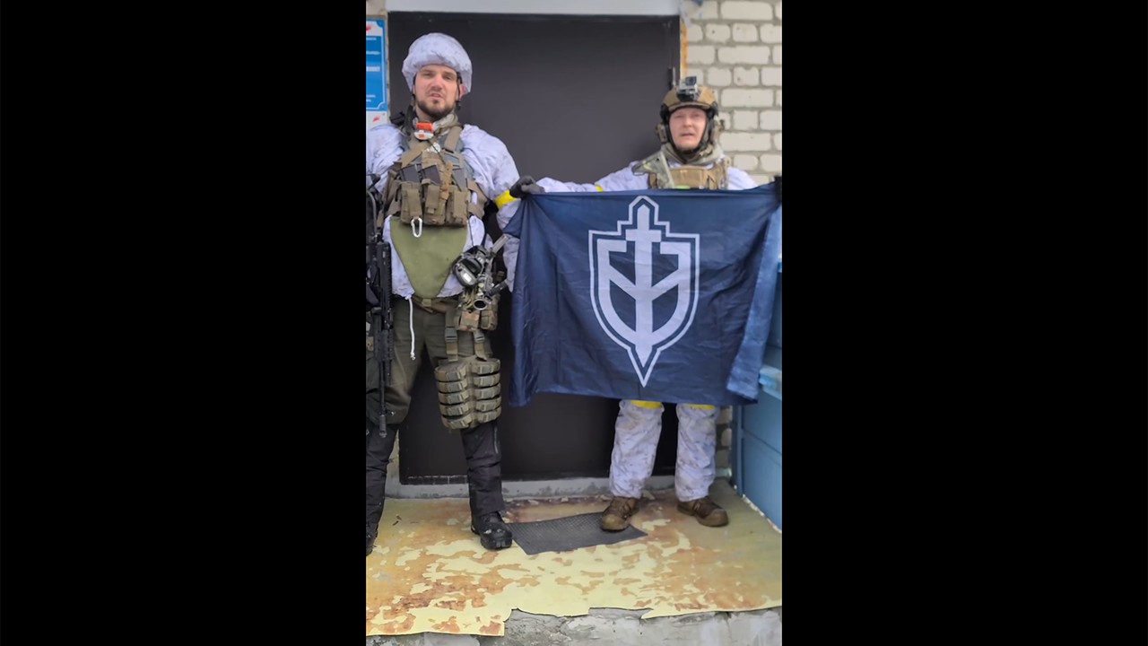 Rechts: Denis Kapustin. Das Video wurde in einem russischen Dorf in der Oblast Brjansk gefilmt