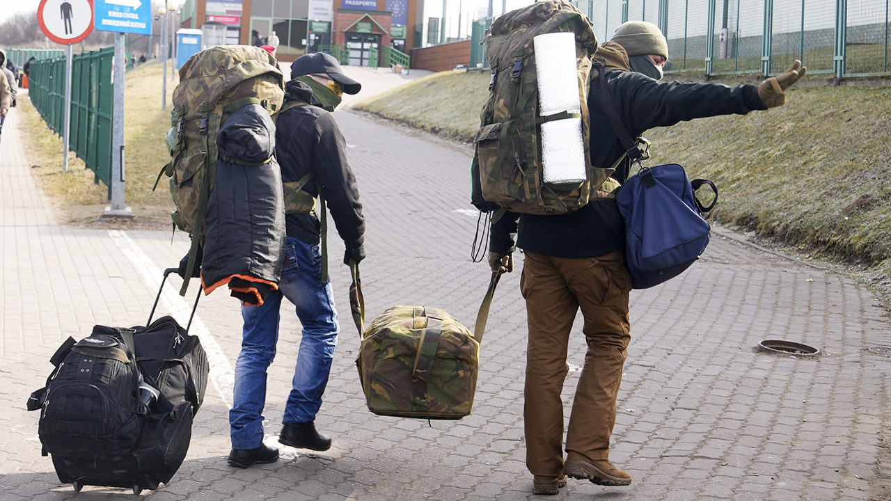 Ausländische Kämpfer überqueren die polnisch-ukrainische Grenze im März 2022